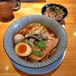 麺家 たけ田 - 魚介出汁で創る、生姜醤油中華そば（鯵の漬け、飛魚のつみれ添え）と飛魚のなめろうタタキ丼（梅しそ仕立て）