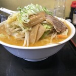 北海とんこつ ら～めん純輝 - 野菜味噌ラーメン大盛の横アングル