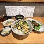 ここのつ - ✅本日のオススメ定食(レバニラ&ニラ玉丼)¥1.200❗️     
      　※ご飯、味噌汁、小鉢、漬物付
      　※人気の元祖レバニラ炒め定食は3月迄¥990が、
      　　3ヶ月で¥1.200へ値上がりしていました