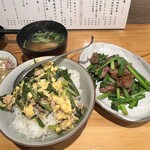 ここのつ 2号店 - ✅本日のオススメ定食(レバニラ&ニラ玉丼)¥1.200❗️     
                                　※ご飯、味噌汁、小鉢、漬物付
                                　※人気の元祖レバニラ炒め定食は3月迄¥990が、
                                　　3ヶ月で¥1.200へ値上がりしていました