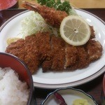 とんかつ松島 - とんかつセット９８０円はロースかつ＆海老フライにご飯ととん汁、漬物がセットになっています。