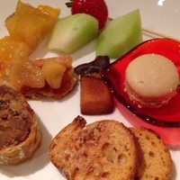 ロビーラウンジ 「マーブルラウンジ」 ヒルトン東京 - チョコ付けず味わう