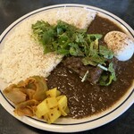 カリーショップくじら - ポークビンダルー＋パクチー＋半熟たまご