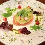 セソンローゼ イタリアワイン イタリア郷土料理 - 旬の彩り野菜とフルーツを贅沢に使用した、目にも楽しいシェフこだわりの前菜。繊細なソースと食感のハーモニーが広がる、季節を味わうアートのような一皿です