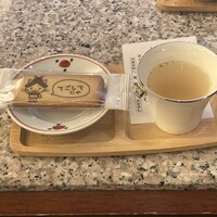皆美館 - おもてなしドリンクと御菓子(クッキー(左)と温かい生姜ドリンク) 皆美館 - おもてなしドリンクと御菓子(クッキー(左)と温かい生姜ドリンク)