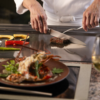熟練されたシェフと楽しむ鉄板焼き