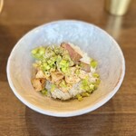 improv. - 三種の炙り角斬り肉丼 500円