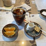 ライフ - アイスコーヒーとサービスでいただいたオレンジ