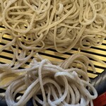 水音 - ニ八蕎麦（奥）と十割蕎麦（手前）