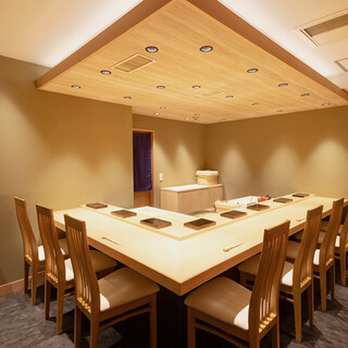 上質なカウンター席。江戸前の臨場感と料理人のおもてなしを。