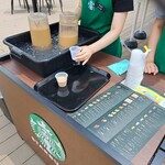 スターバックスコーヒー - 店外でコールドブリューミルク入の試飲してました。ミルク無しなら試したかった(笑)