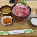 魚魚鮮 - 料理写真:豪快  生まぐろ・ブリ丼(ご飯大盛り)