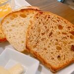 ビストロ アン ファミーユ - ミルクパンとレーズンパン