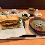 和飲屋 - だし巻きとつくねのサンドウィッチ