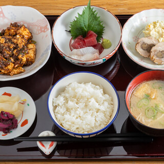 “大人の給食”をイメージして作るランチメニュー