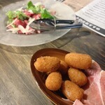 caro cocktail&dinner - 生ハムのひとくちクリームコロッケ500円　熱々で最高！