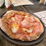 caro cocktail&dinner - 生ハムと温玉のピザ1600円