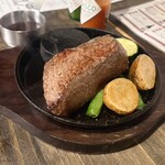 caro cocktail&dinner - 牛赤身肉のステーキ仕立て1600円　ホント美味しかった！