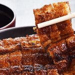 うなぎ家 - うなぎを持ち上げている所