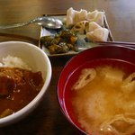Torino Gonsuke - 食べ放題チーム（マグロカレー・多古米・味噌汁（油揚げと豆腐）・おしんこ・蓮根のコンソメ煮）