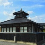 季彩亭海楼 - 建物はデザインだけでなく材木やお庭(石庭)にまでとても良いものをふんだんに使っていて、吹き抜け&掘りごたつの広々としたお席でゆったりとくつろげました。