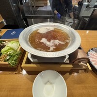 出汁しゃぶおばんざい おかか 東京 - お鍋の全体像