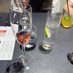 Japanese Soba Noodles 蔦 - ウェルカムドリンクの「コンブチャ」とドリンクは「ジントニック」