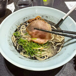 Japanese Soba Noodles 蔦 - 提供直前に備長炭で香りをまとわせた「豚肩ロース」