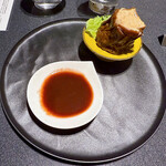 Japanese Soba Noodles 蔦 - 前菜の「カカオ皮シュウマイとクランベリーソース」