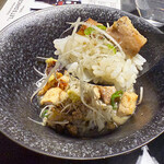 Japanese Soba Noodles 蔦 - 別皿の備長炭チャーシューの“ひつまぶし仕立て”に、スープを注いで〆の雑炊風に