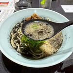 Japanese Soba Noodles 蔦 - 香ばしい自家製マー油が掛かったスープ