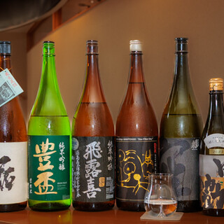 日本酒好きに嬉しい豊富な品揃え。初心者の方にはご提案も可