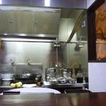えん - 厨房はピカピカです。