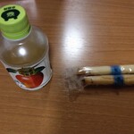 ホテルハイマート - 持ち込みのリンゴジュース、お菓子