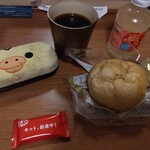 ホテルハイマート - 持ち込みのシュークリーム、直江津庵さん前の自販機で買ったジュース、ハイマートさんの自販機で買ったキットカット、持ち込みの珈琲