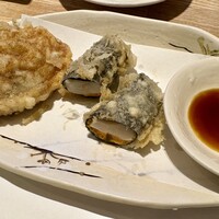 天ぷら新宿つな八 大丸東京店 - 蛤姿揚げ、ウニと海苔の帆立巻き