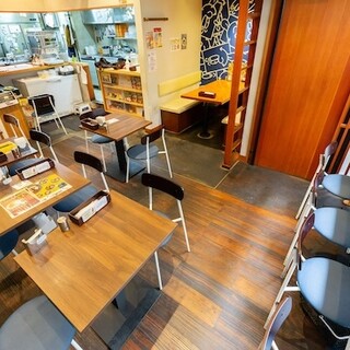 アクセス良好◆ガラス張りで明るい空間のスープカレー店！