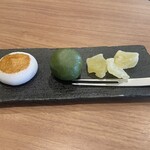 王德傳 日本橋店 - 左から　こう見えて　みたらし団子。中にはトロリとみたらし餡が入っている。　真ん中は草餅。そして右はパイナップルのドライフルーツ
