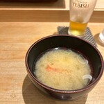 鮨 歴々 - お椀。エビの頭が入っています。