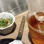 鉄板焼×府中焼 あっちゃん - お通しとサービス？の烏龍茶