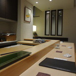 鮨 万代 - 白木のカウンター