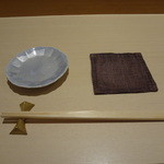 鮨 万代 - 箸と小皿