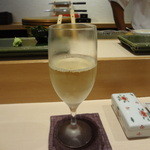 鮨 万代 - グラスの白ワイン