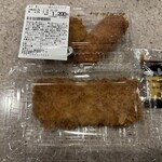 とんかつ 新宿さぼてん - ソース、辛子つきで、2段重ねで輪ゴム止めされてた