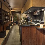 串揚げ処 串英 - 落ち着いた雰囲気の店内｡