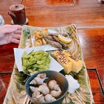 串幸 - お通しの五点盛りです。四人分のお皿です