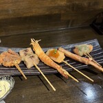 串揚げ処 串英 - 一気に出てきた　左から　カニ､牛､エビ、サーモン、ズワイ､明太子｡