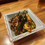 焼鳥 とり藤 - オクラキムチ。オクラをほんのちょっとだけ火入れしてるらしく、パリパリ食感が美味。箸休めなのに箸が休まらない(すぐなくなるw)