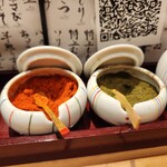 焼鳥 とり藤 - 卓上には味変用に一味と山椒。辛すぎなくてうまし。