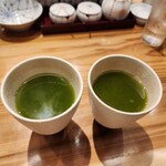 焼鳥 とり藤 - 温かいお茶。産地別に3種類より選べて。左が佐賀産、右は静岡産。微妙に風味が違って面白い(^ω^)